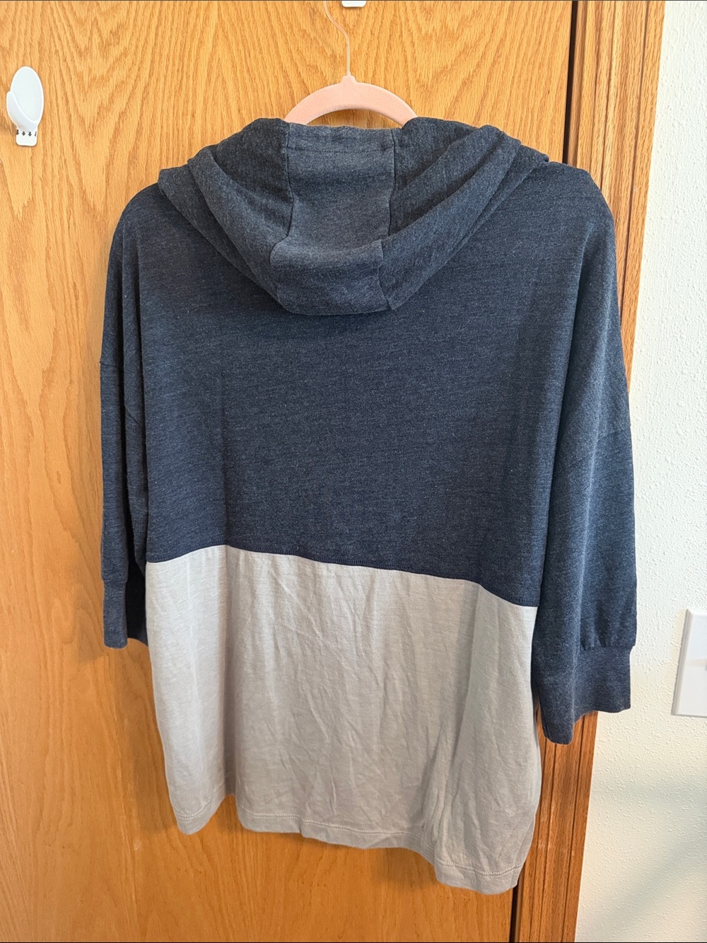 ๐ซถ๐ผ5 for $45!!๐ซถ๐ผChaser Two-Tone Hooded 1/2 sleeve top in Navy & Light Gray - Picture 3 of 4